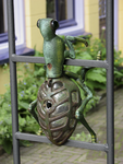 905374 Afbeelding van een een kleine sculptuur van een metalen insect op het hek naast het pand Otterstraat 96 te Utrecht.